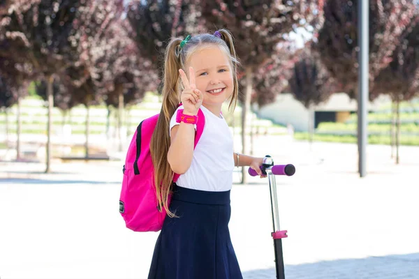 Gelukkig Schoolmeisje Een Scooter Met Een Rugzak — Stockfoto