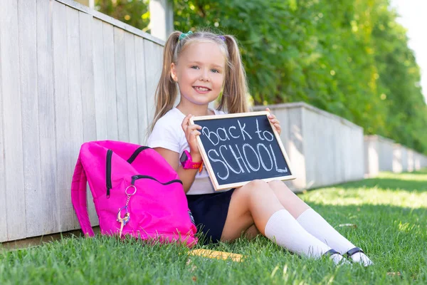 Colegiala Sienta Césped Mochila Escolar Sostiene Cartel Sus Manos Con — Foto de Stock