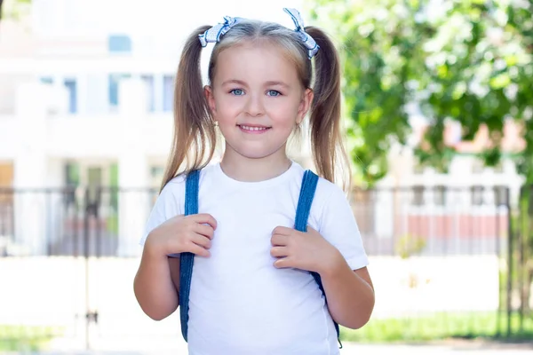 Χαρούμενη Μαθήτρια Ένα Σακίδιο Λευκό Μπλουζάκι Στο Δρόμο — Φωτογραφία Αρχείου
