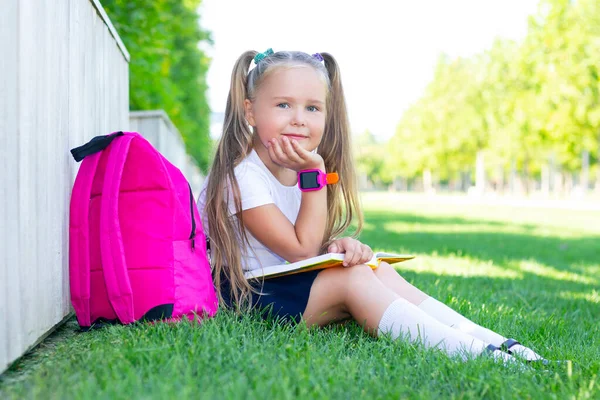 Scolaretta Siede Con Uno Zaino Libro Testo Sorride — Foto Stock