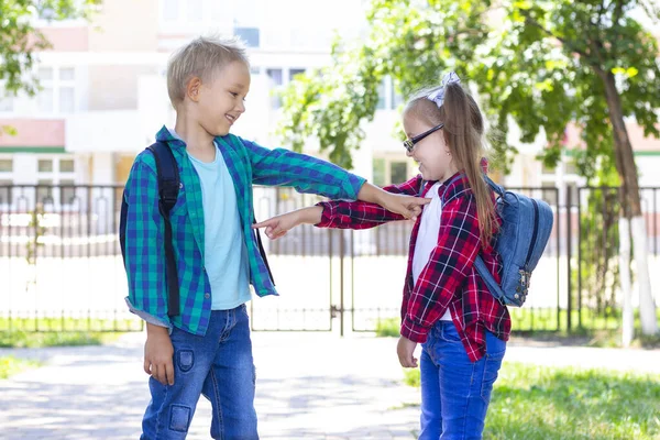 Schoolkinderen Vrienden Met Rugzakken Begroeten Schooljongen Schoolmeisje Glimlachen — Stockfoto