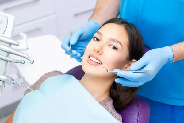 Giovane Paziente Femminile Con Bel Sorriso Esaminando Ispezione Dentale Presso — Foto Stock