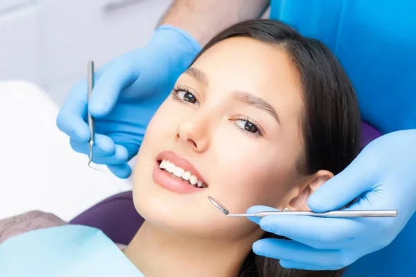 Giovane Paziente Femminile Con Bel Sorriso Esaminando Ispezione Dentale Presso — Foto Stock