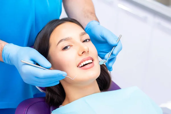 Giovane Paziente Femminile Con Bel Sorriso Esaminando Ispezione Dentale Presso — Foto Stock