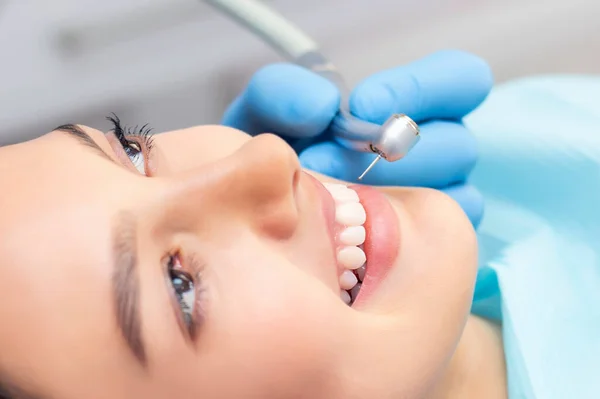 Молодая Пациентка Красивой Улыбкой Осматривает Стоматологическую Клинику Здоровые Зубы Медицина — стоковое фото