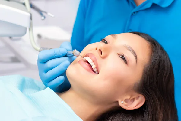 Giovane Paziente Femminile Con Bel Sorriso Esaminando Ispezione Dentale Presso — Foto Stock