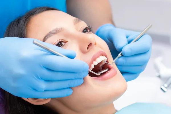 Giovane Paziente Femminile Con Bel Sorriso Esaminando Ispezione Dentale Presso — Foto Stock
