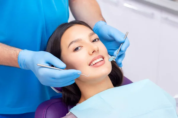 Giovane Paziente Femminile Con Bel Sorriso Esaminando Ispezione Dentale Presso — Foto Stock