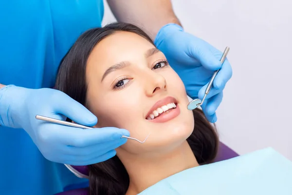 Giovane Paziente Femminile Con Bel Sorriso Esaminando Ispezione Dentale Presso — Foto Stock