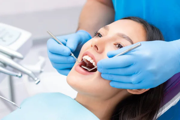 Giovane Paziente Femminile Con Bel Sorriso Esaminando Ispezione Dentale Presso — Foto Stock