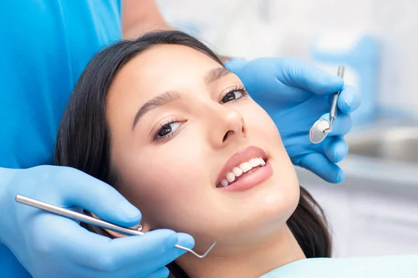 Стоматолог Осматривает Зубы Пациентов Стоматолога — стоковое фото