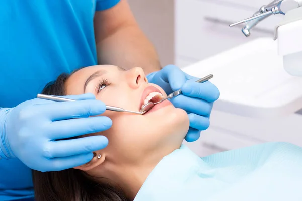 Dentista Esamina Denti Dei Pazienti Dal Dentista — Foto Stock