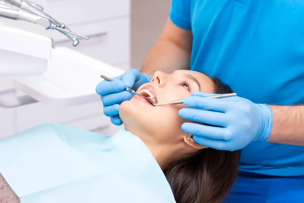 Giovane Donna Attraente Una Clinica Dentistica Con Dentista Maschio Concetto — Foto Stock