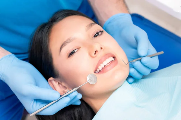 Concetto Salute Dei Denti Foto Ritagliata Della Bocca Sorridente Della — Foto Stock