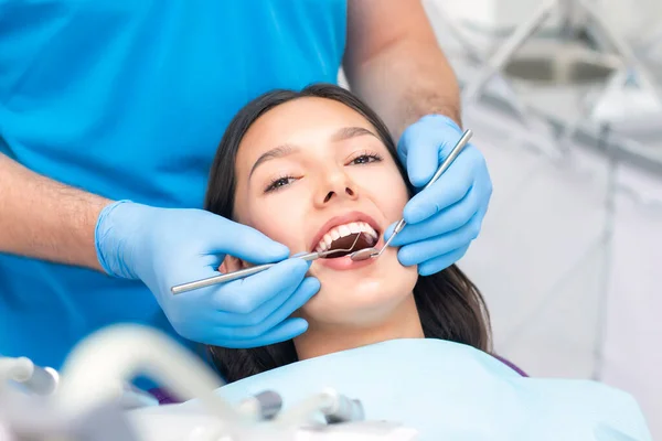 Dentist Examines Patients Teeth Dentist — Stock Photo, Image