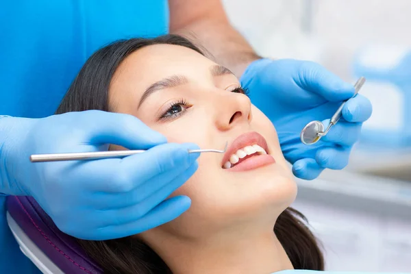 Dentista Esamina Denti Dei Pazienti Dal Dentista — Foto Stock