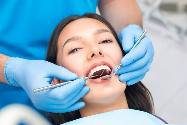 Dentista Esamina Denti Dei Pazienti Dal Dentista — Foto Stock