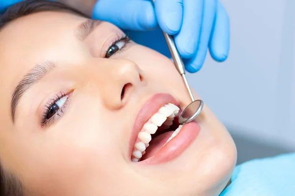 Dentista Esamina Denti Dei Pazienti Dal Dentista — Foto Stock