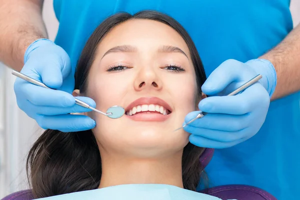 Dentista Esamina Denti Dei Pazienti Dal Dentista — Foto Stock