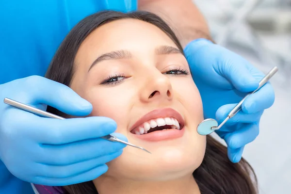 Dentista Esamina Denti Dei Pazienti Dal Dentista — Foto Stock