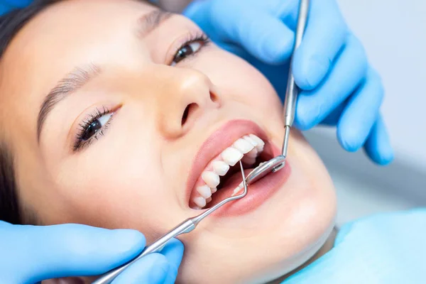 Dentist Examines Patients Teeth Dentist — Stock Photo, Image