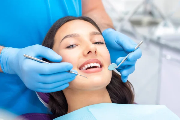 Dentista Esamina Denti Dei Pazienti Dal Dentista — Foto Stock