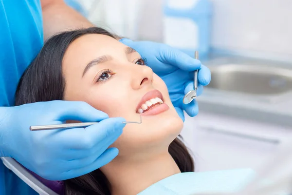 Dentista Esamina Denti Dei Pazienti Dal Dentista — Foto Stock