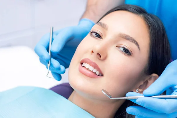 Dentista Esamina Denti Dei Pazienti Dal Dentista — Foto Stock