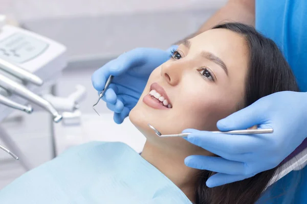 Dentista Esamina Denti Dei Pazienti Dal Dentista — Foto Stock