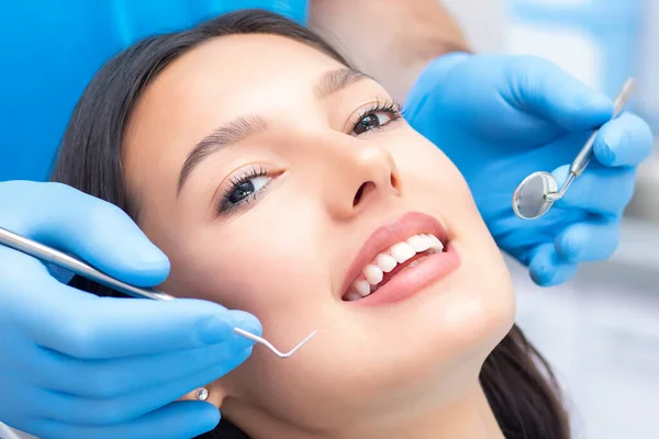 Dentista Esamina Denti Dei Pazienti Dal Dentista — Foto Stock