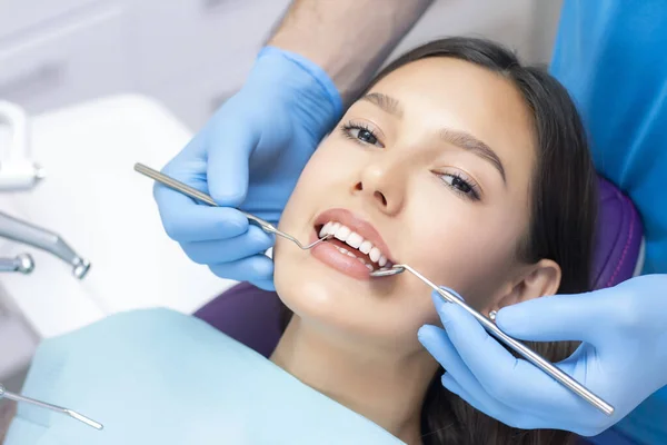 Dentista Esamina Denti Dei Pazienti Dal Dentista — Foto Stock