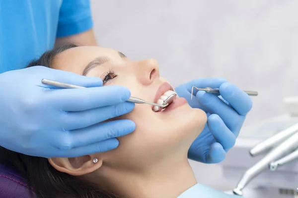 Dentista Esamina Denti Dei Pazienti Dal Dentista — Foto Stock