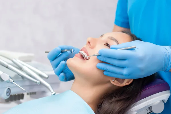 Dentista Esamina Denti Dei Pazienti Dal Dentista — Foto Stock