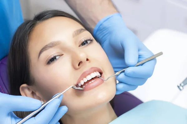 Стоматолог Осматривает Зубы Пациентов Стоматолога — стоковое фото