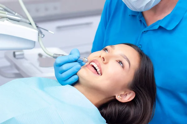 Dentista Esamina Denti Dei Pazienti Dal Dentista — Foto Stock