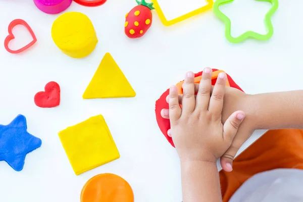 Niño Esculpe Plastilina Colores Una Mesa Blanca Mano Niño Pequeño —  Fotos de Stock