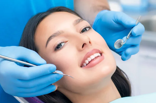 Dentista Esamina Denti Dei Pazienti Dal Dentista — Foto Stock