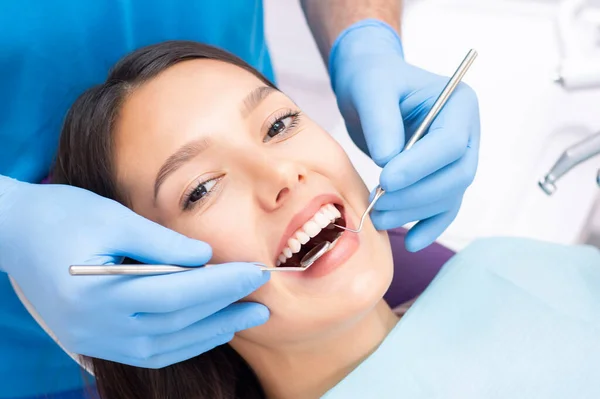 Giovane Donna Attraente Una Clinica Dentistica Con Dentista Maschio Concetto — Foto Stock