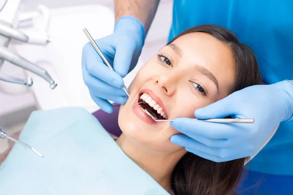 Giovane Donna Attraente Una Clinica Dentistica Con Dentista Maschio Concetto — Foto Stock