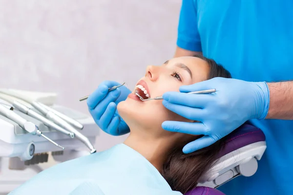 Стоматолог Осматривает Зубы Пациентов Стоматолога Close — стоковое фото