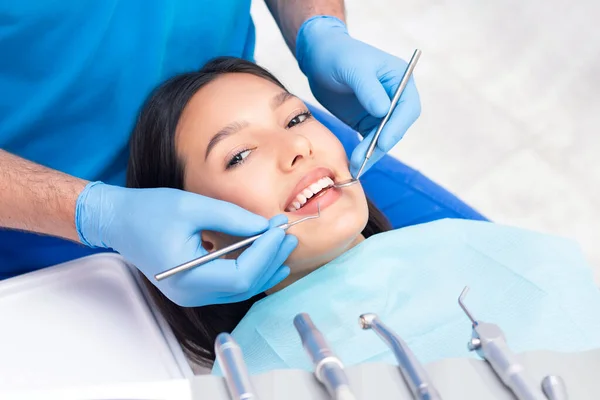 Стоматолог Осматривает Зубы Пациентов Стоматолога Close — стоковое фото
