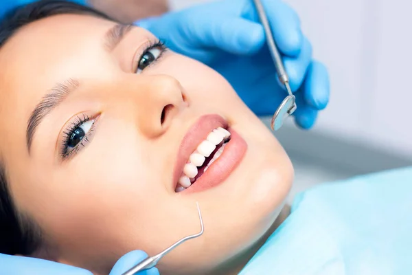 Dentista Esamina Denti Dei Pazienti Dal Dentista Vicino — Foto Stock