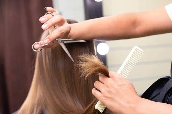 Vrouwen Kapper Schoonheidssalon Professionele Stylist Knipt Vrouwelijk Haar Salon Close — Stockfoto