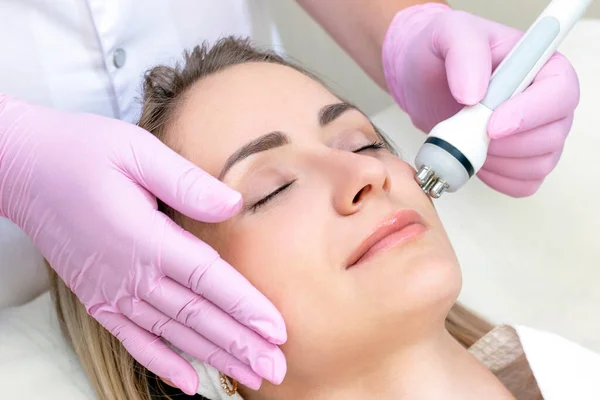 Cosmetologia Hardware Foto Ravvicinata Bella Giovane Donna Con Occhi Chiusi — Foto Stock