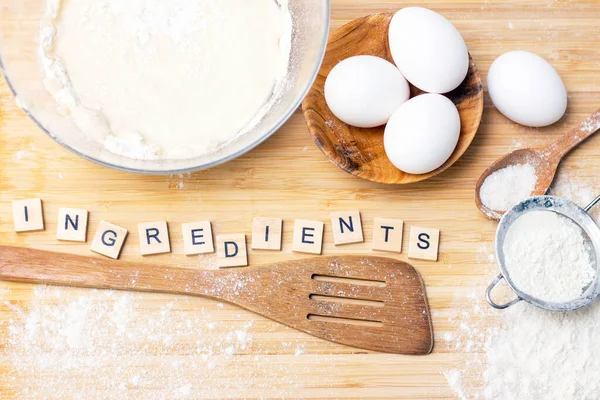 Těsto Chleba Nebo Domácí Pečivo Přísady Dřevěném Stole Nápis Ingredience — Stock fotografie