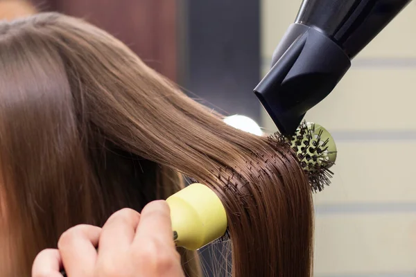 Kadın Kuaförü Güzellik Salonu Saçını Bir Saç Kurutma Makinesi Yuvarlak — Stok fotoğraf