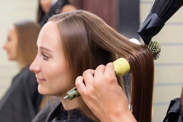 Cabeleireiro Feminino Salão Beleza Secar Cabelo Com Secador Cabelo Uma — Fotografia de Stock