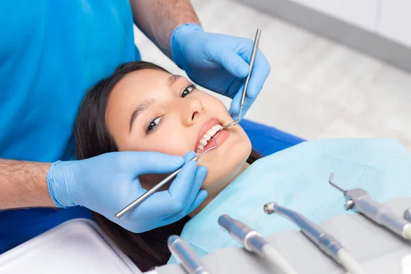 Dentista Paziente Nello Studio Dentistico Donna Con Denti Esaminati Dai — Foto Stock