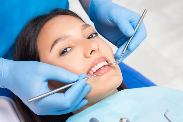 Дантист Пациент Стоматологическом Кабинете Женщина Зубами Осмотренными Стоматологами — стоковое фото