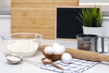 Ekmek ya da ev yapımı hamur işi yapmak. Malzemeler masanın üstünde. arkaplan grafit tahtası modeli